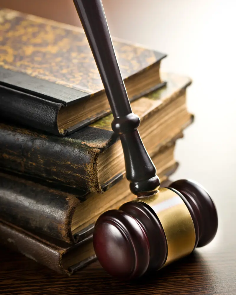 Судейский молоток на старых книгах по французскому праву. Avocat russe France.